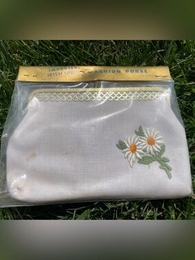 Vintage White Linen Daisy Embroidered Clutch with Gold Trim NEW PRISTINE